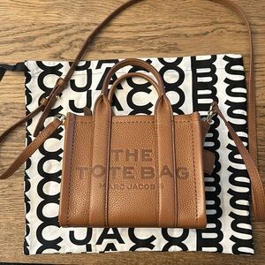 Marc Jacobs Leather Crossbody Tote bag in Argan Oil